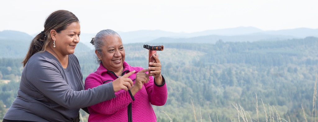 Hispanic women doing citizen science